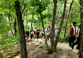 서울의 명산 타는 외국인들...'서울 도심 10대 명산 챌린지' 시작
